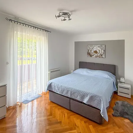 Apartman Cvjetko By Interhome Rakalj